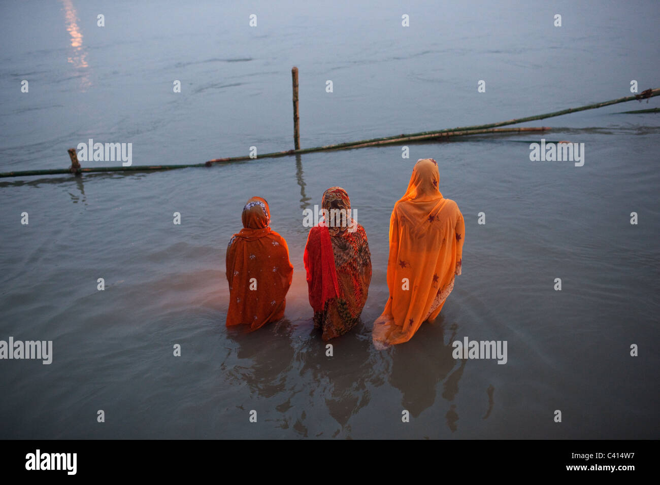 Les femmes indiennes effectuer l'immersion sainte rituel dans Gandak, Sonepur Mela dans Sonepur dans l'état du Bihar, en Inde. Banque D'Images