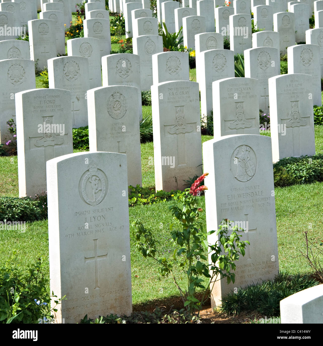 Pierres tombales et des tombes de militaires tués au combat dans le cimetière de guerre Kranji durant la Deuxième Guerre mondiale, l'Asie Singapour Banque D'Images