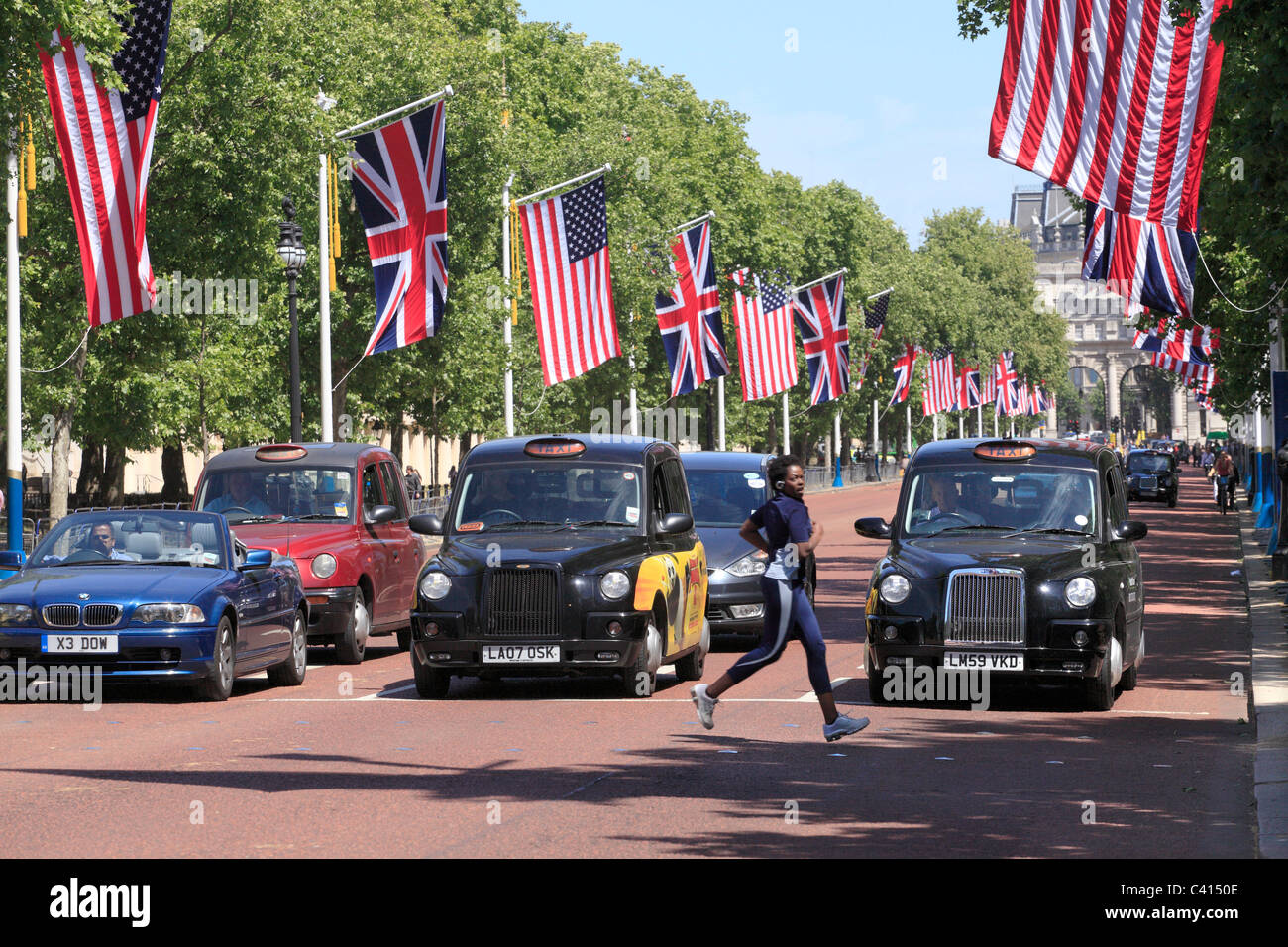 Des taxis dans le centre commercial avec des drapeaux au Royaume-Uni et aux États-Unis à l'occasion de la visite du Président Obama Banque D'Images