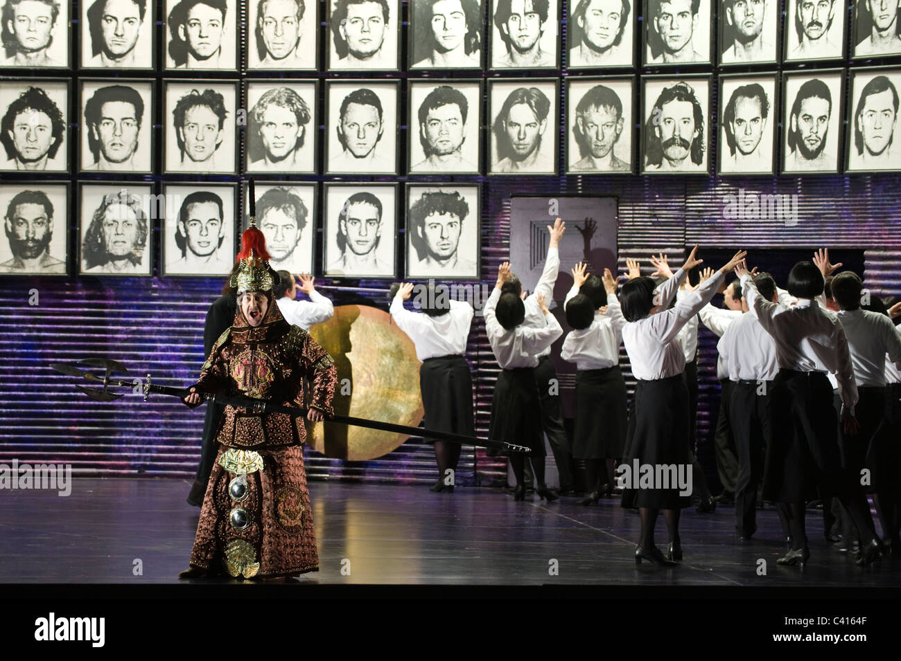 Turandot de Puccini - Welsh National Opera production Été 2011 - le bourreau - Martin Lloyd Banque D'Images