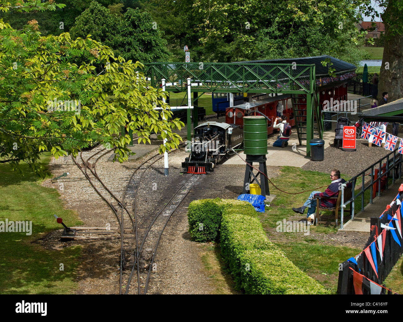 Un moteur miniature de chemin de fer à vapeur attendant des passagers en Angleterre au Royaume-Uni. Banque D'Images