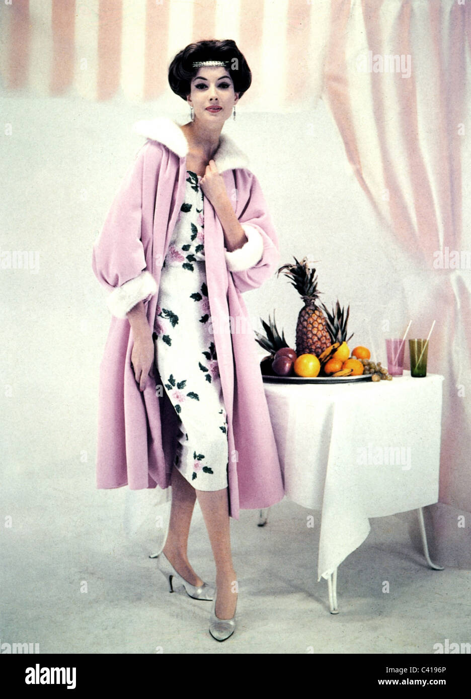 Mode, années 1950, mode pour femmes, femme portant un manteau de soirée velours avec jasmin visk et robe de gaine brodée faite à la main, 1957, droits supplémentaires-Clearences-non disponible Banque D'Images