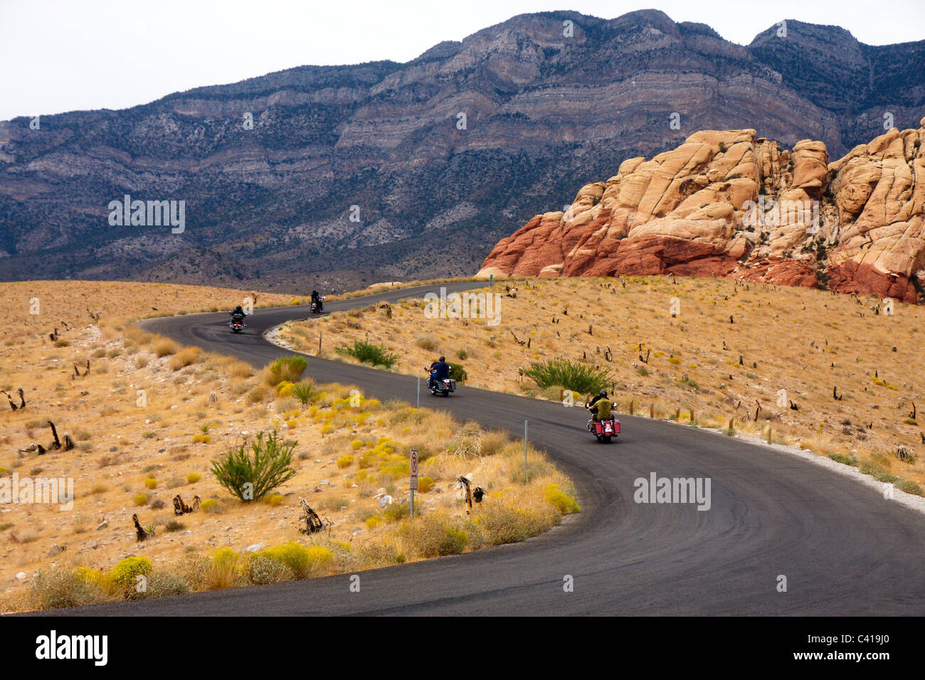 Motos sur une route sinueuse route du désert vers les montagnes Banque D'Images