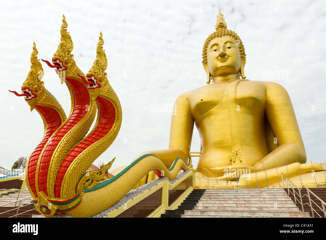 Statue de Bouddha Doré géant wat Muang, la plus haute de la Thaïlande, Angthong Banque D'Images