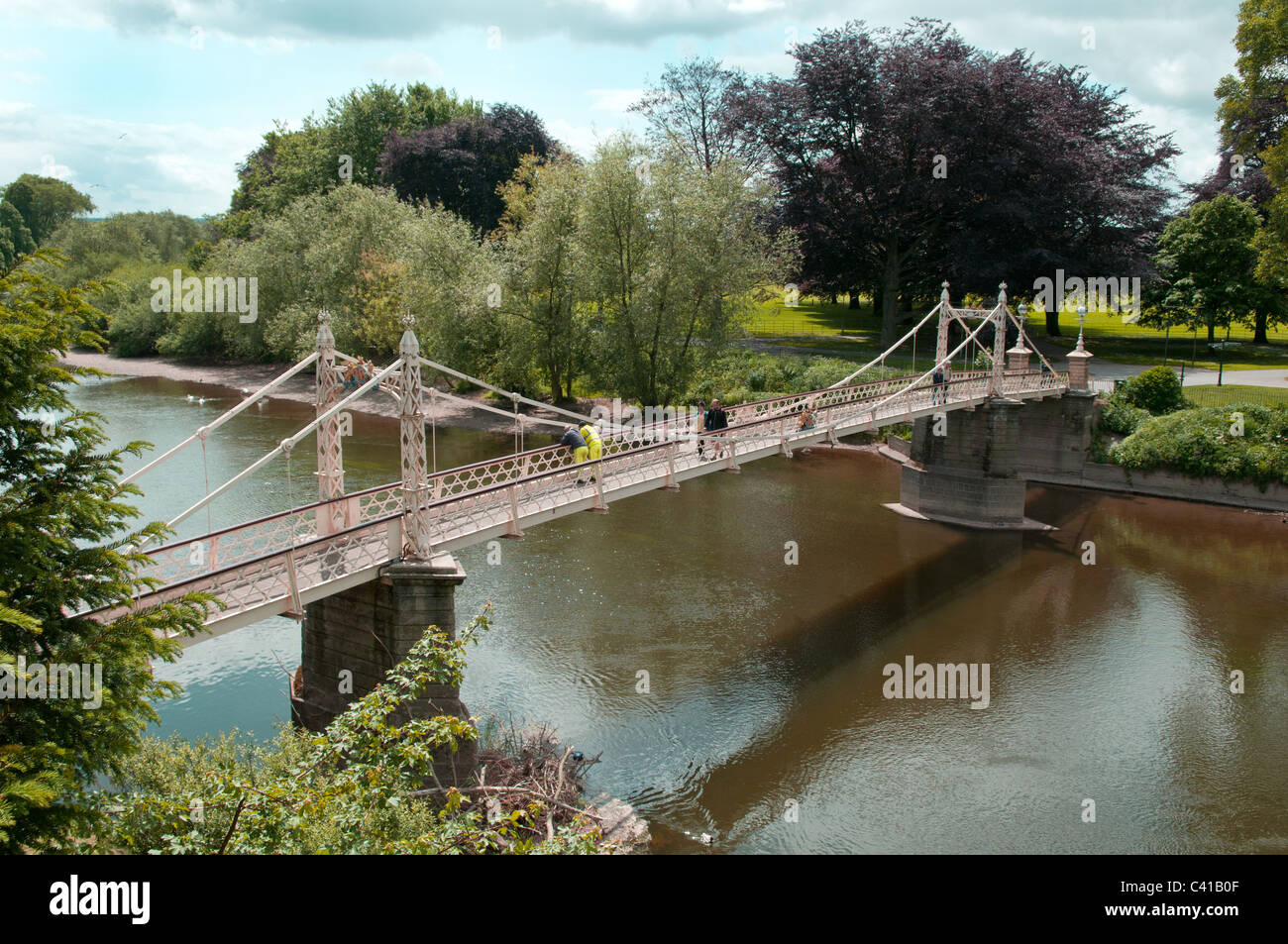La passerelle de Victoria la rivière Wye dans Hereford. )Pened en 1898 pour commémorer le Jubilé de diamant de la reine Victoria. Banque D'Images La passerelle de Victoria la rivière Wye dans Hereford. )Pened en 1898 pour commémorer le Jubilé de diamant de la reine Victoria. Banque D'Images