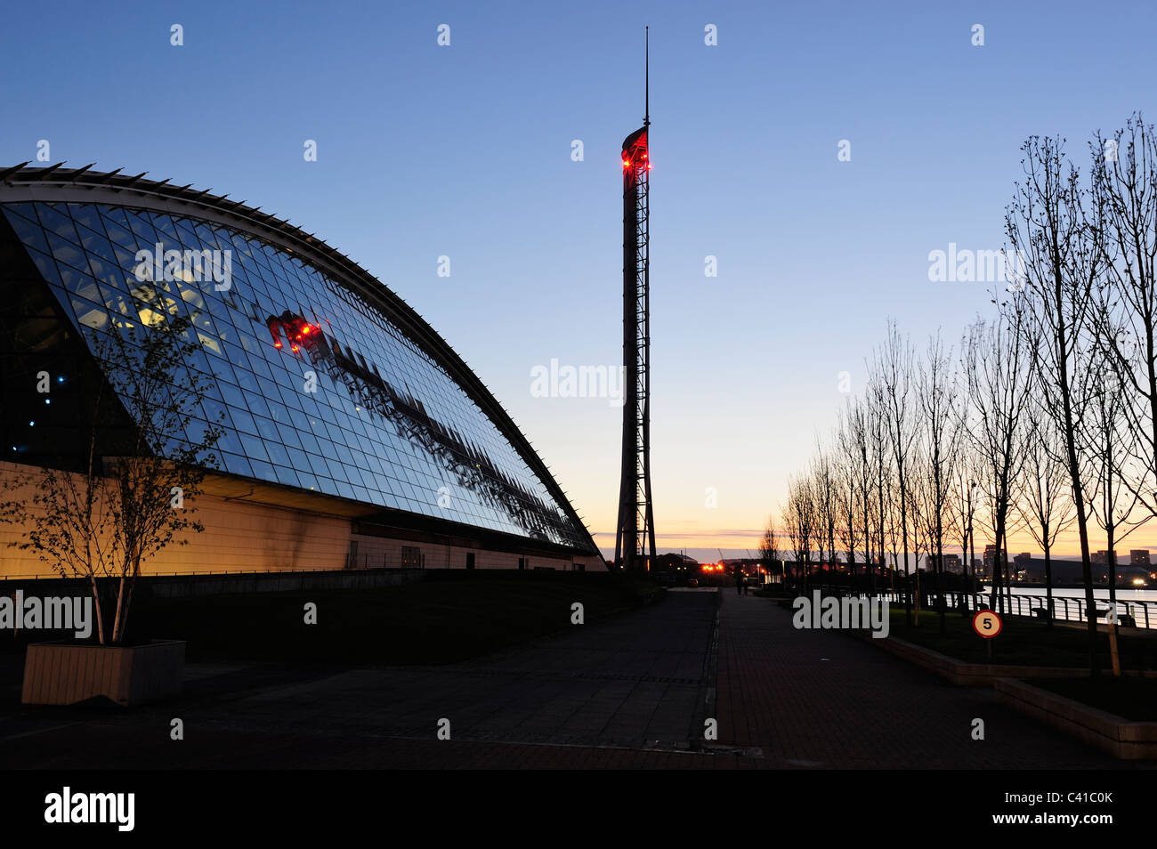 Glasgow Science Centre et Tour au crépuscule, Glasgow, Ecosse Banque D'Images