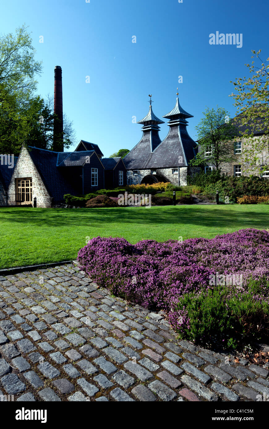 Tourné au printemps de la Distillerie de Strathisla, avec fleurs de printemps, dans la région de Keith, Banffshire, Ecosse (Moray) Banque D'Images