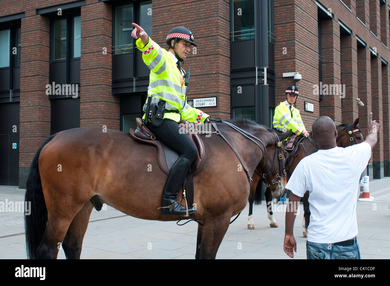 Directions pour policier montrant un homme noir, Ville de London, UK Banque D'Images