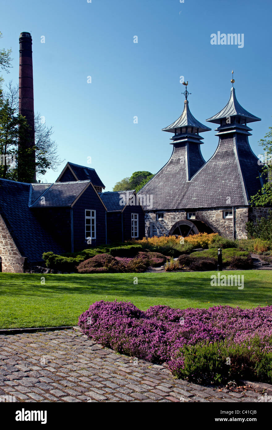 Tourné au printemps de la Distillerie de Strathisla, avec fleurs de printemps, dans la région de Keith, Banffshire, Ecosse (Moray) Banque D'Images