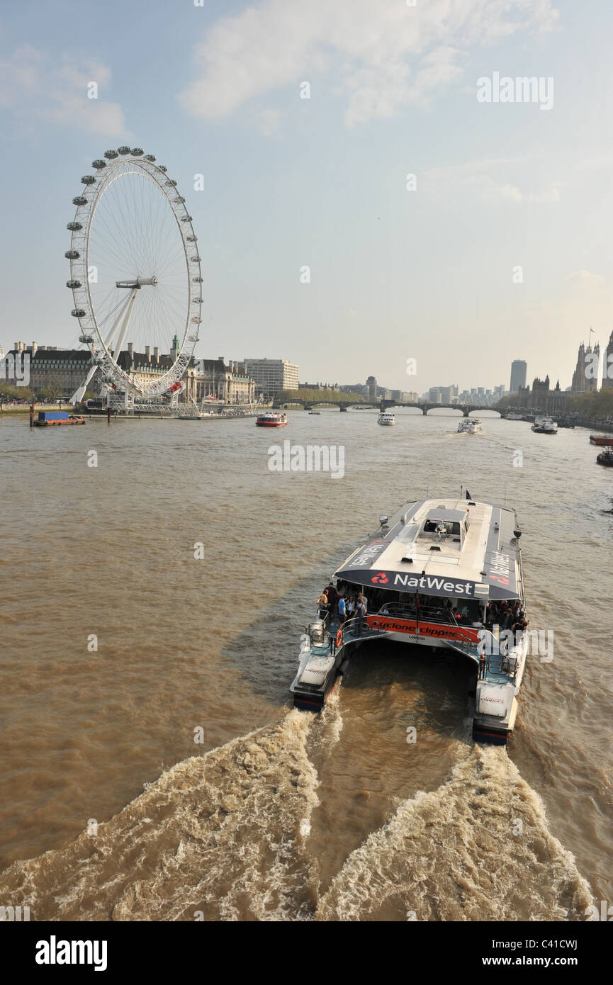 Une Nat West clipper bateau navigue jusqu'à la rivière Thames vers Waterloo Bridge et le London Eye sur la journée marathon de Londres Banque D'Images