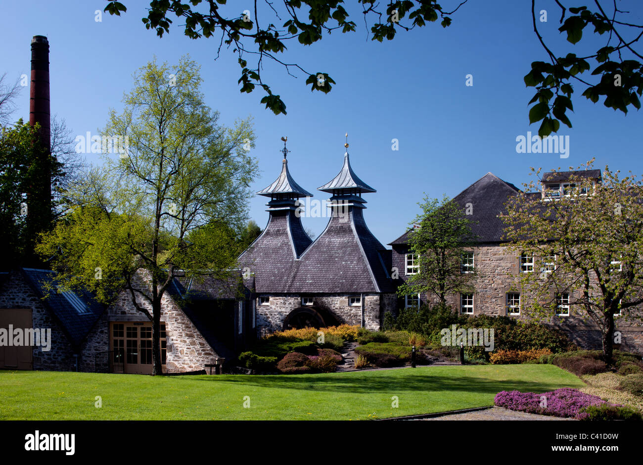 Tourné au printemps de la Distillerie de Strathisla, avec fleurs de printemps, dans la région de Keith, Banffshire, Ecosse (Moray) Banque D'Images