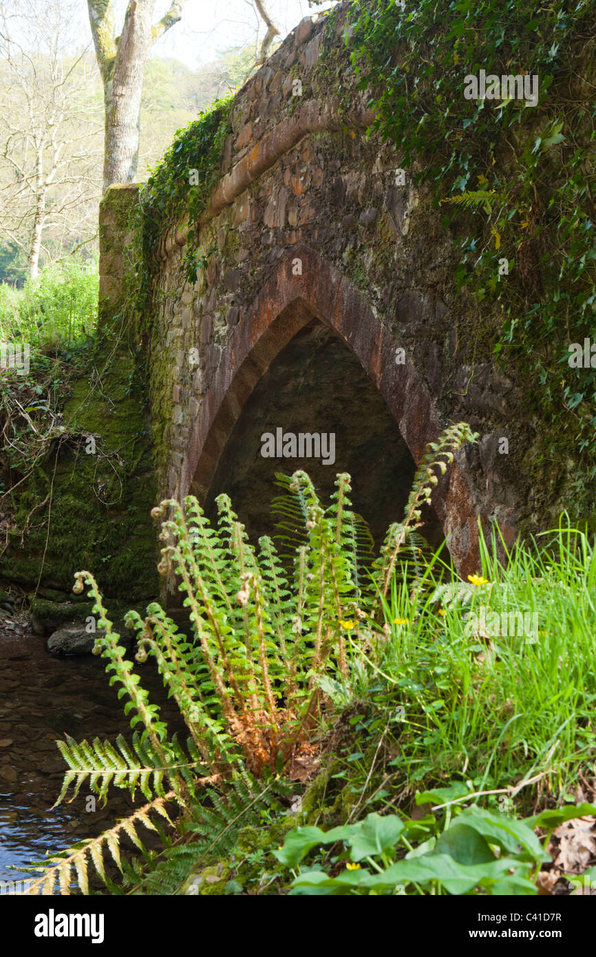 Un pack horse pont sur Horner de l'eau dans le village de Exmoor Horner, Somerset, England UK Banque D'Images