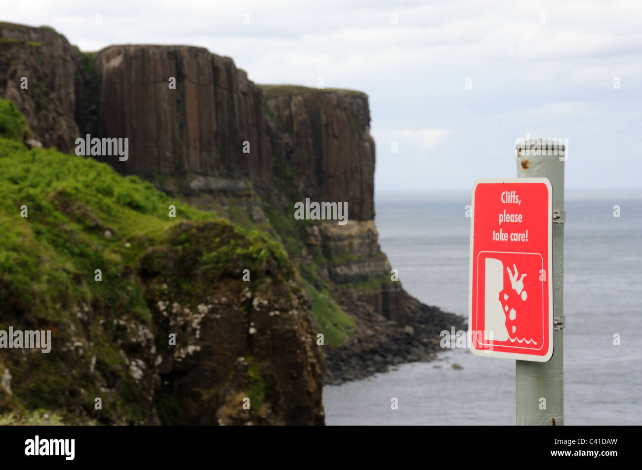 Les falaises de Kilt Rock avec un signe de danger sur l'île de Skye, Écosse Banque D'Images