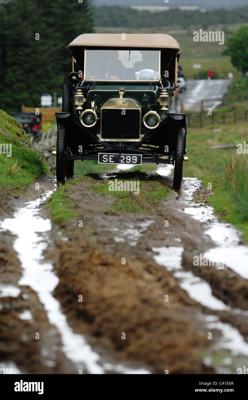 Disques Ford Modèle T le long de piste boueuse lors des célébrations du centenaire de la première ascension du Ben Nevis Glen Nevis Banque D'Images