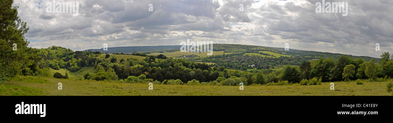Des North Downs, Surrey. Vue de Fort Hill vers Ranmore Common et vignoble Denbies. Panorama Banque D'Images