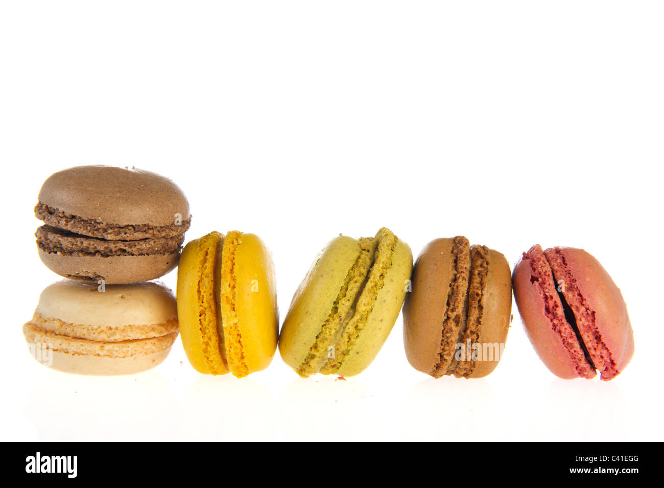 Macarons colorés isolé français sur fond blanc Banque D'Images