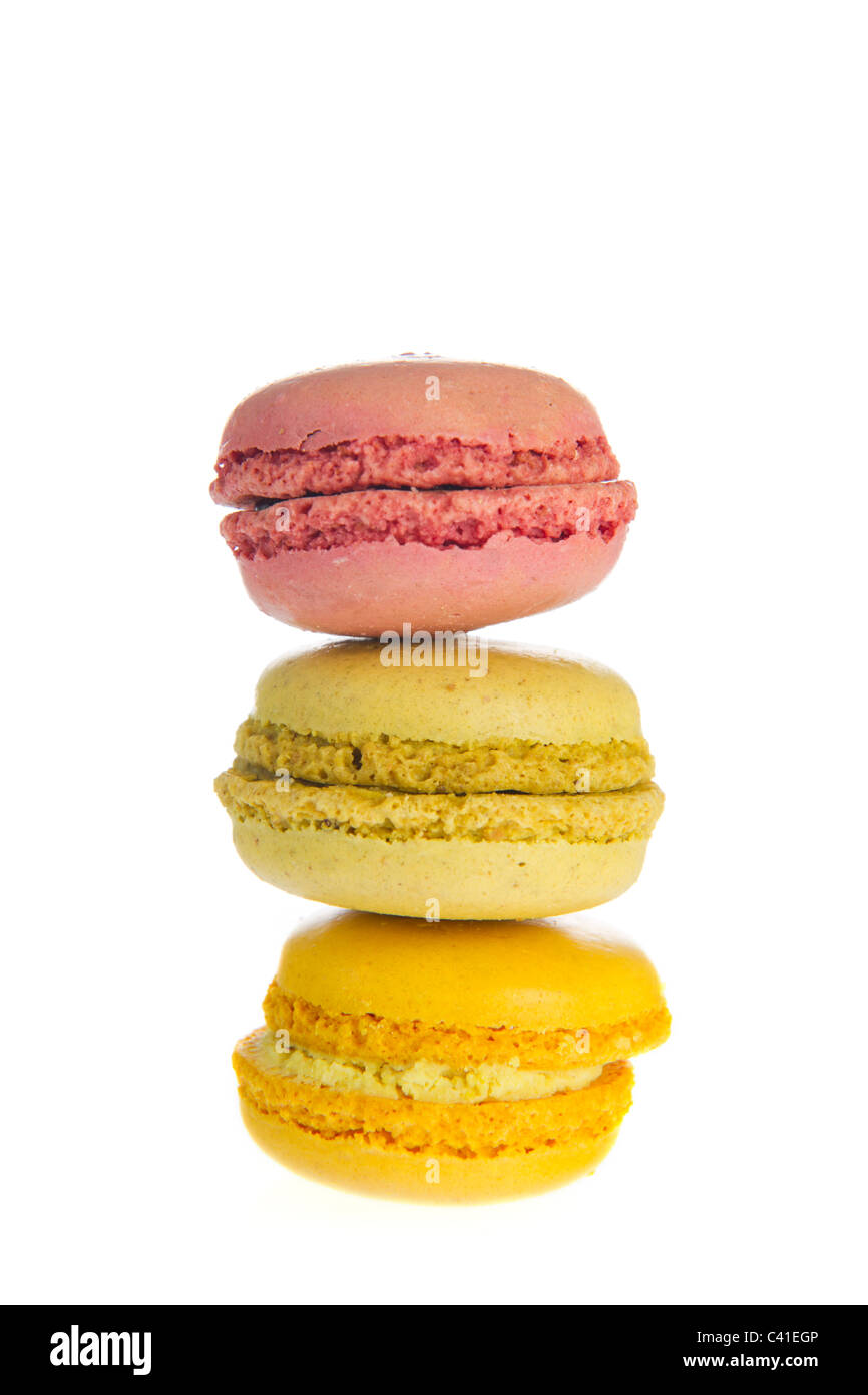 Macarons colorés isolé français sur fond blanc Banque D'Images