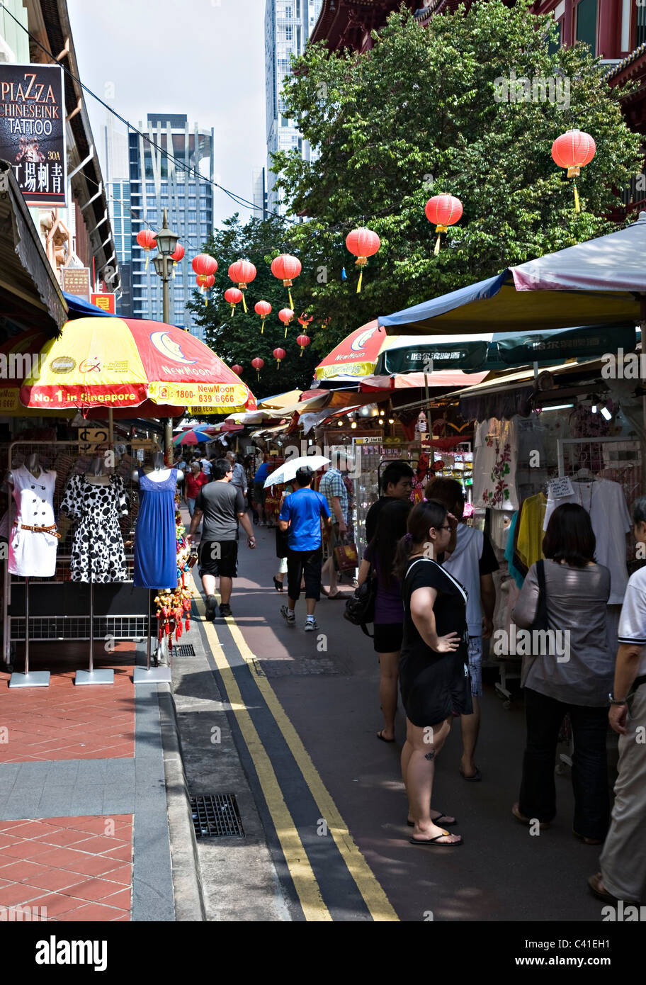 Les étals de marché en plein air animé de Chinatown Singapour République de Singapour Asie Banque D'Images