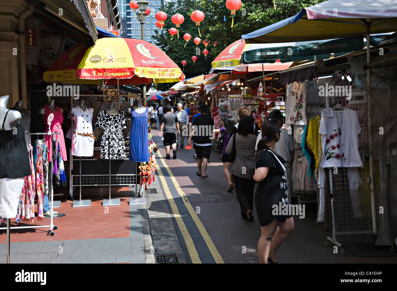 Les étals de marché en plein air animé de Chinatown Singapour République de Singapour Asie Banque D'Images