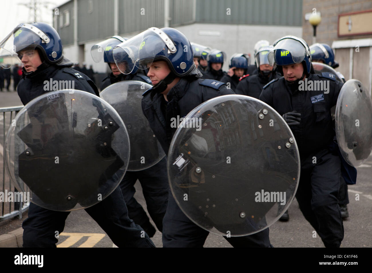La police avec les protections court terme autour d'une émeute au cours de coin de la formation. Banque D'Images