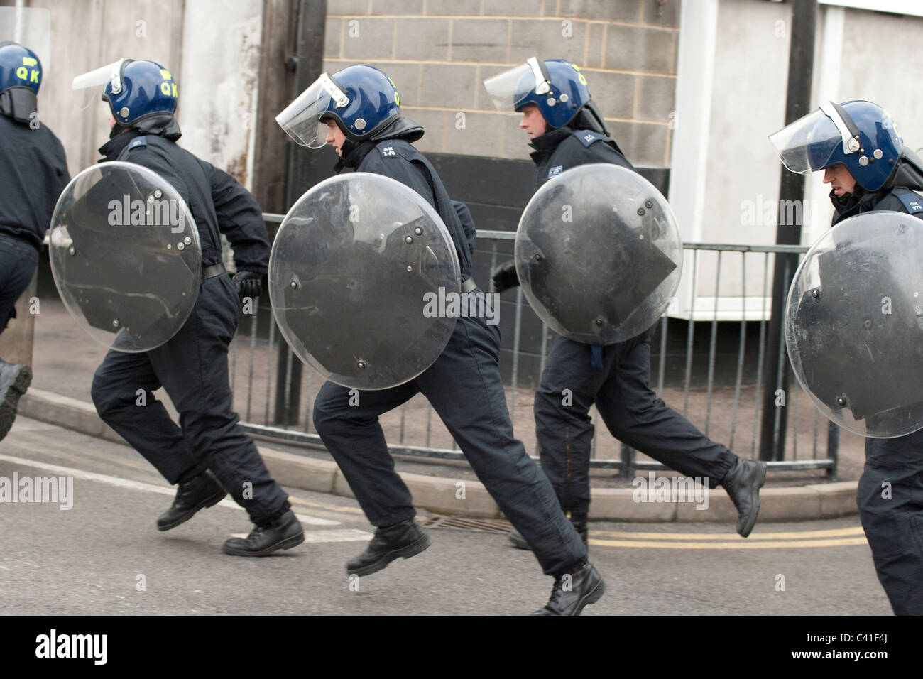 La police avec les protections court terme autour d'une émeute au cours de coin de la formation. Banque D'Images