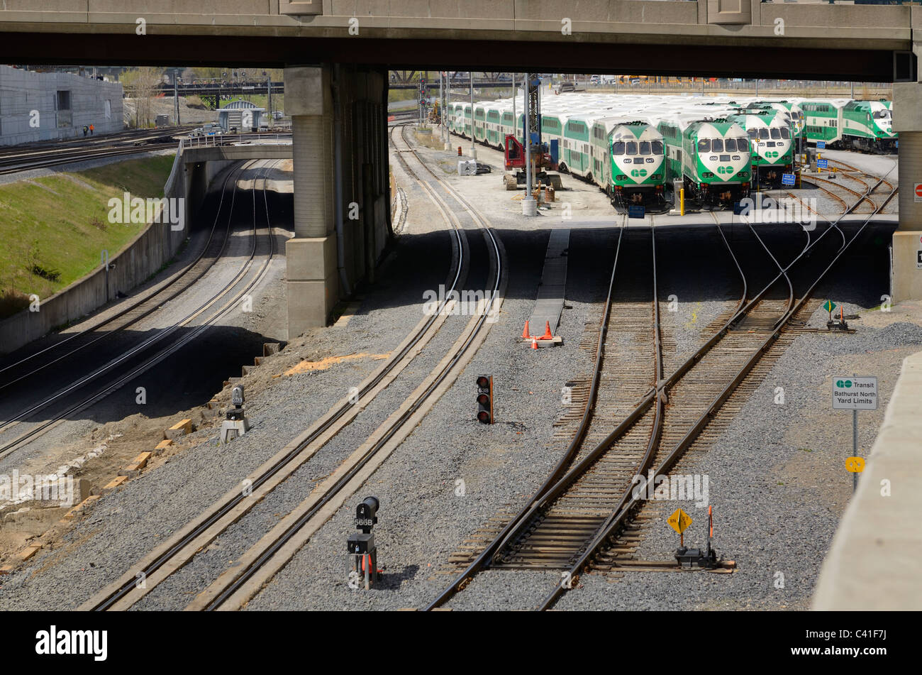 Les trains de banlieue GO Transit de Toronto se sont rassemblés sur les voies de chemin de fer sur l'attente de l'heure de pointe Banque D'Images