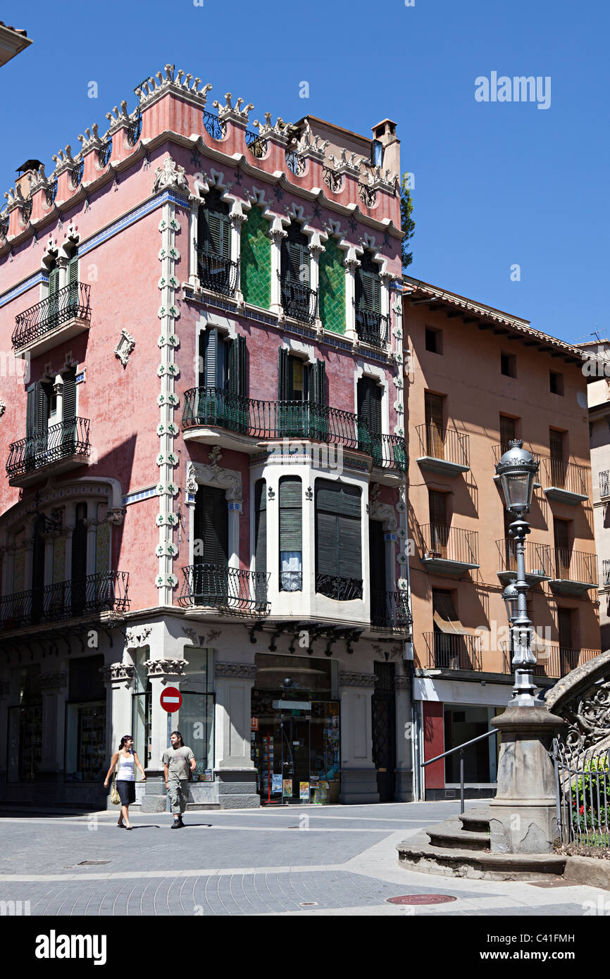 Les gens dans la rue dans le vieux quartier de la ville d'Olot Garrotxa Catalogne Espagne Banque D'Images
