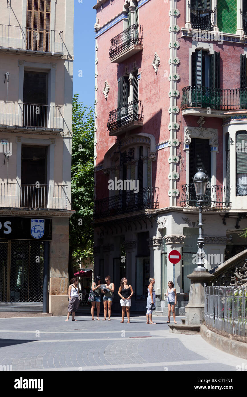 Les touristes dans la région de Garrotxa Olot rue Catalogne Espagne Banque D'Images