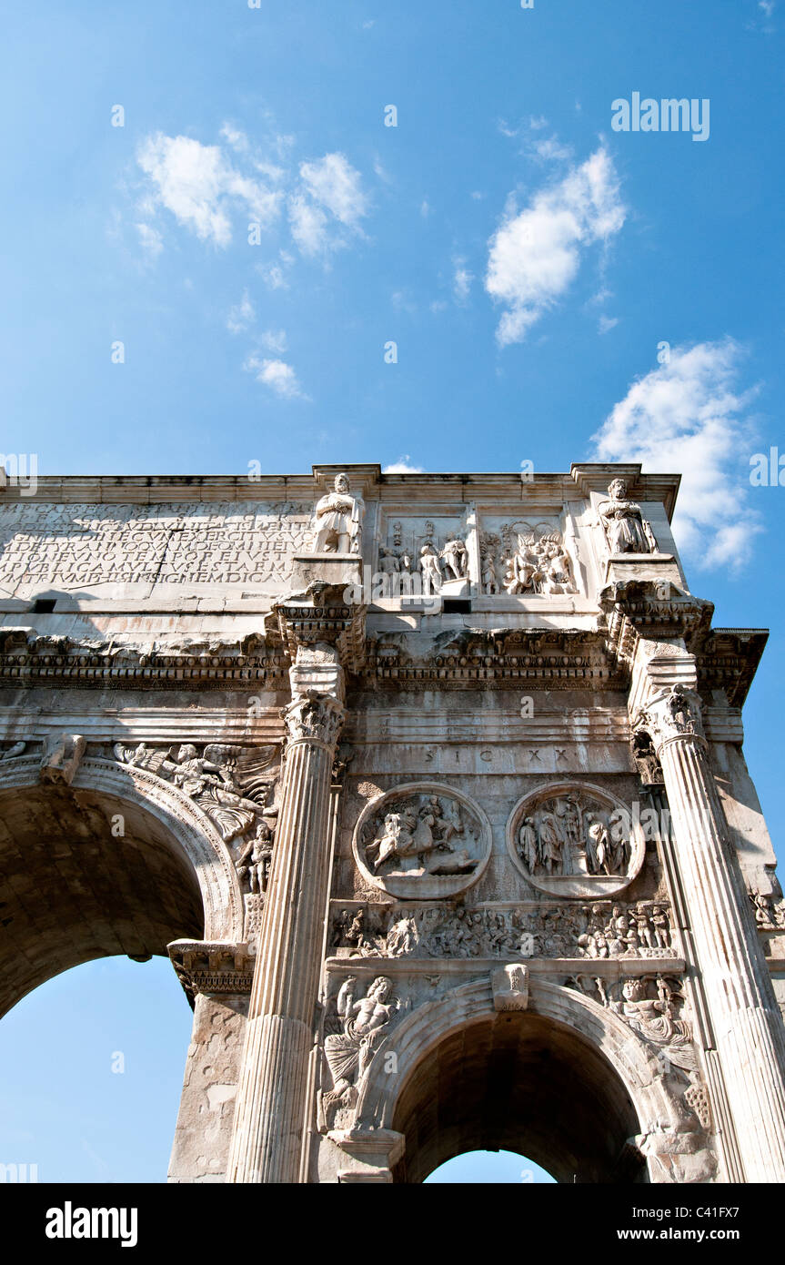 Arc de l'empereur Constantin le Grand à côté du Colisée Rome Italie- Lazzio Vue détaillée Banque D'Images