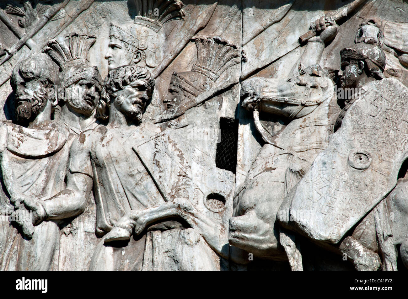 Arc de triomphe de Constantin le Grand, à côté du Colisée- un des trois arcs impériale à Rome Italie Banque D'Images