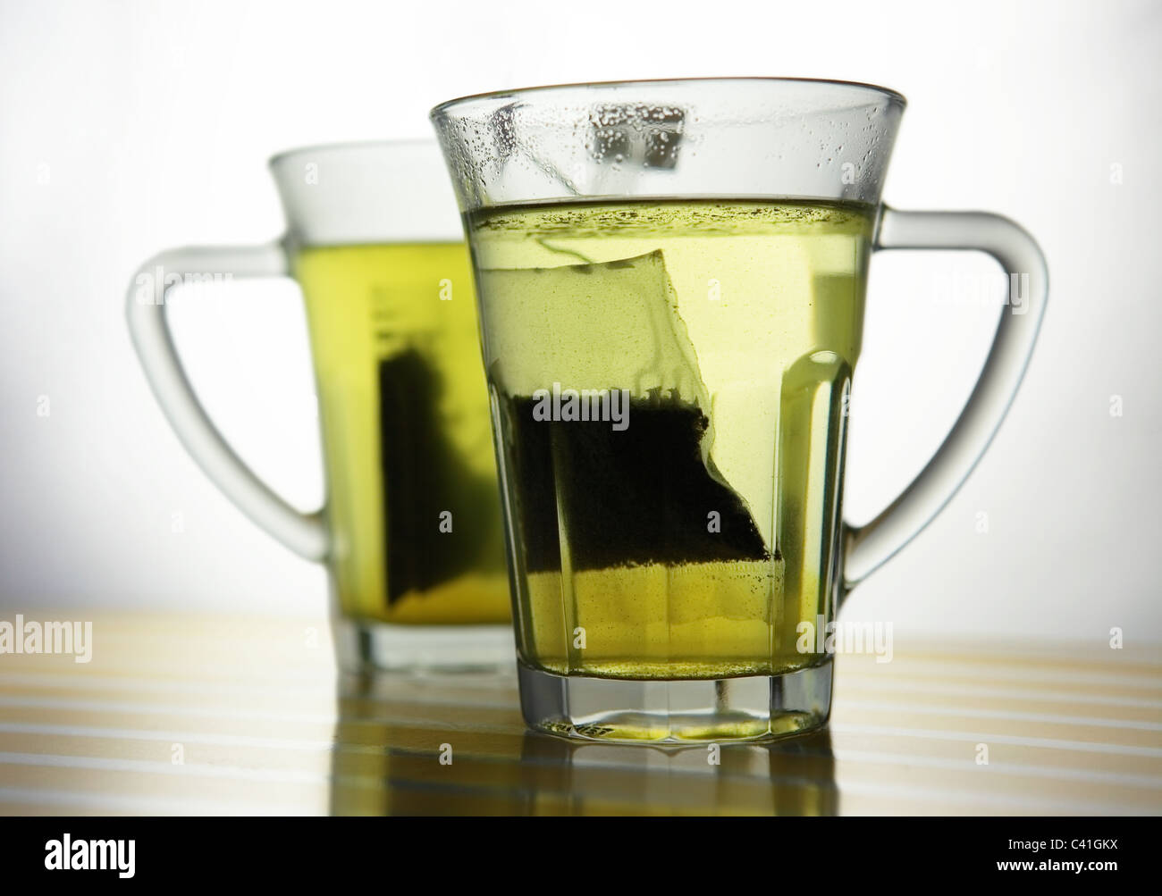 deux tasses de thé vert sencha et matcha, isolées, espace copie. Banque D'Images