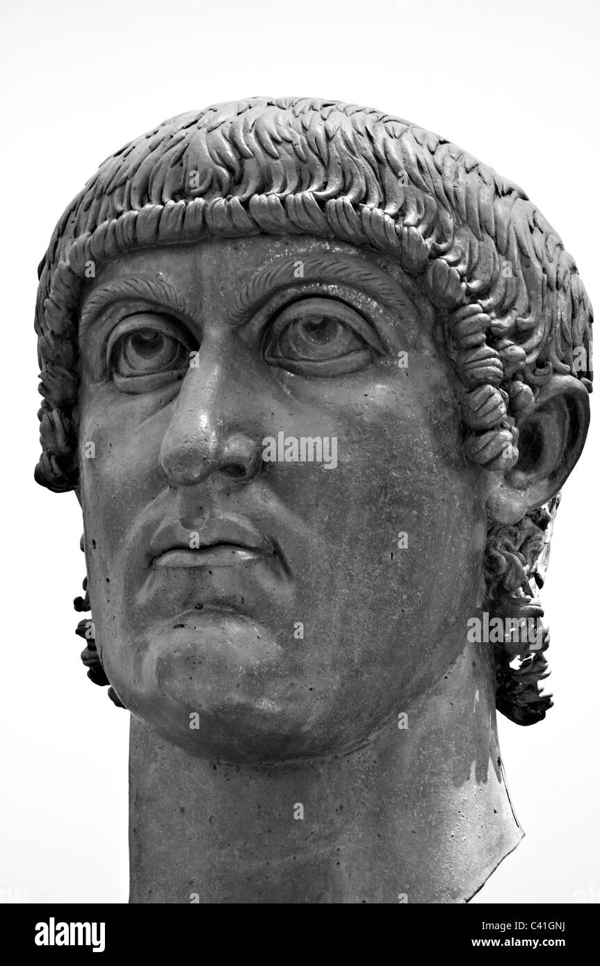 Musées du Capitole Palazzo dei Conservatori- tête en bronze de l'empereur Constantin statue- Rome Italie Banque D'Images