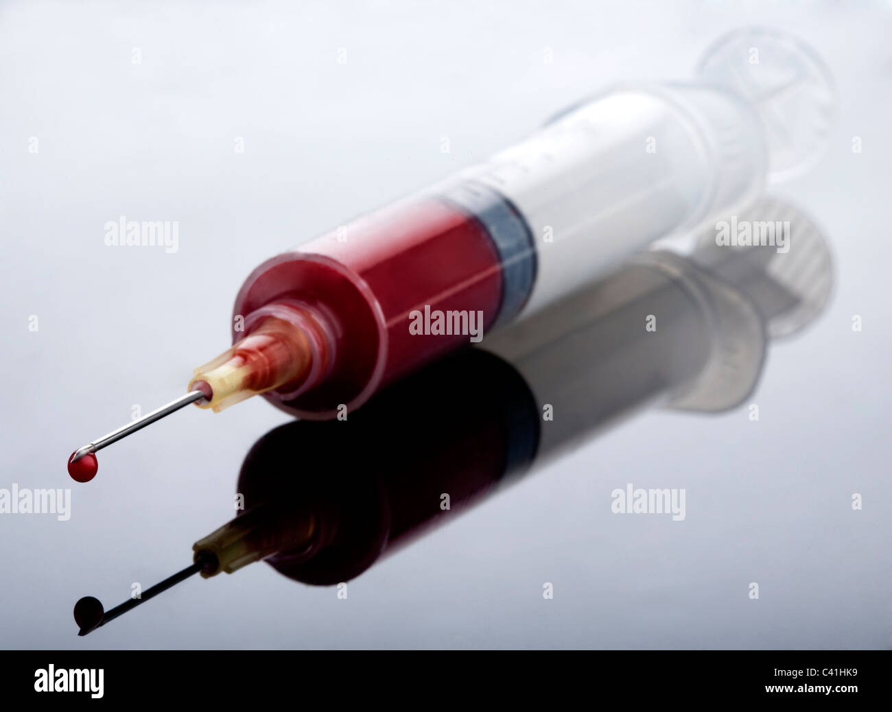 Aiguille hypodermique avec du sang Banque D'Images