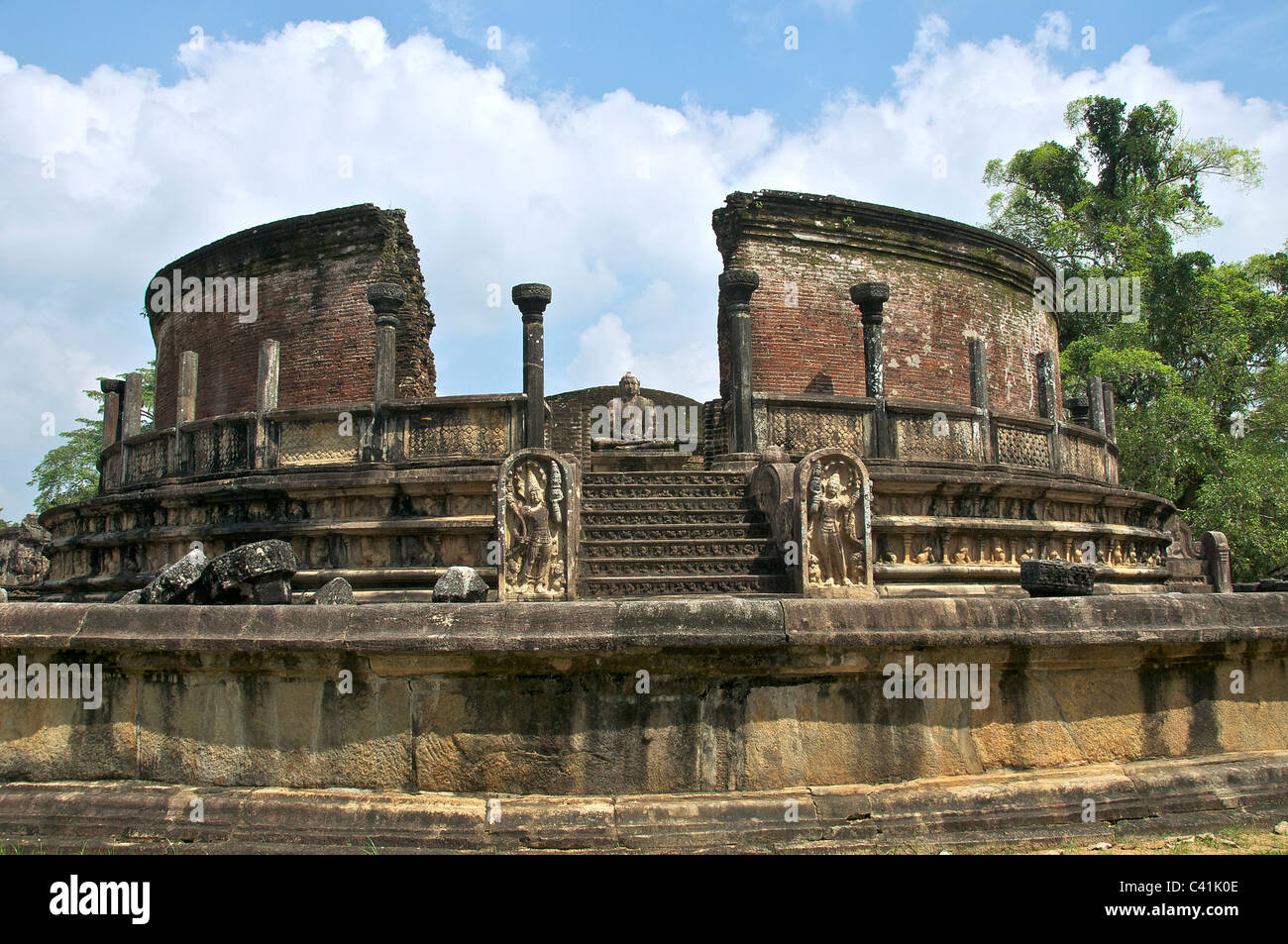 Circulaire du 13ème siècle dans le quadrilatère stupa Vatadage Polonnaruwa Triangle Culturel Sri Lanka Banque D'Images