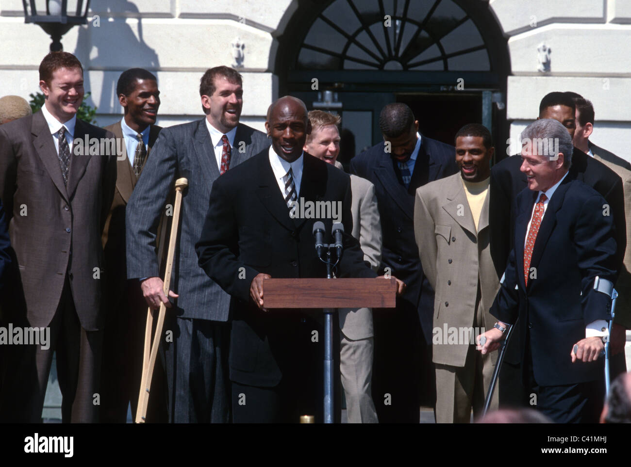 Le président Bill Clinton est doué d'un Chicago Bulls veste de l'équipe de  la Maison Blanche à Washington, DC Photo Stock - Alamy