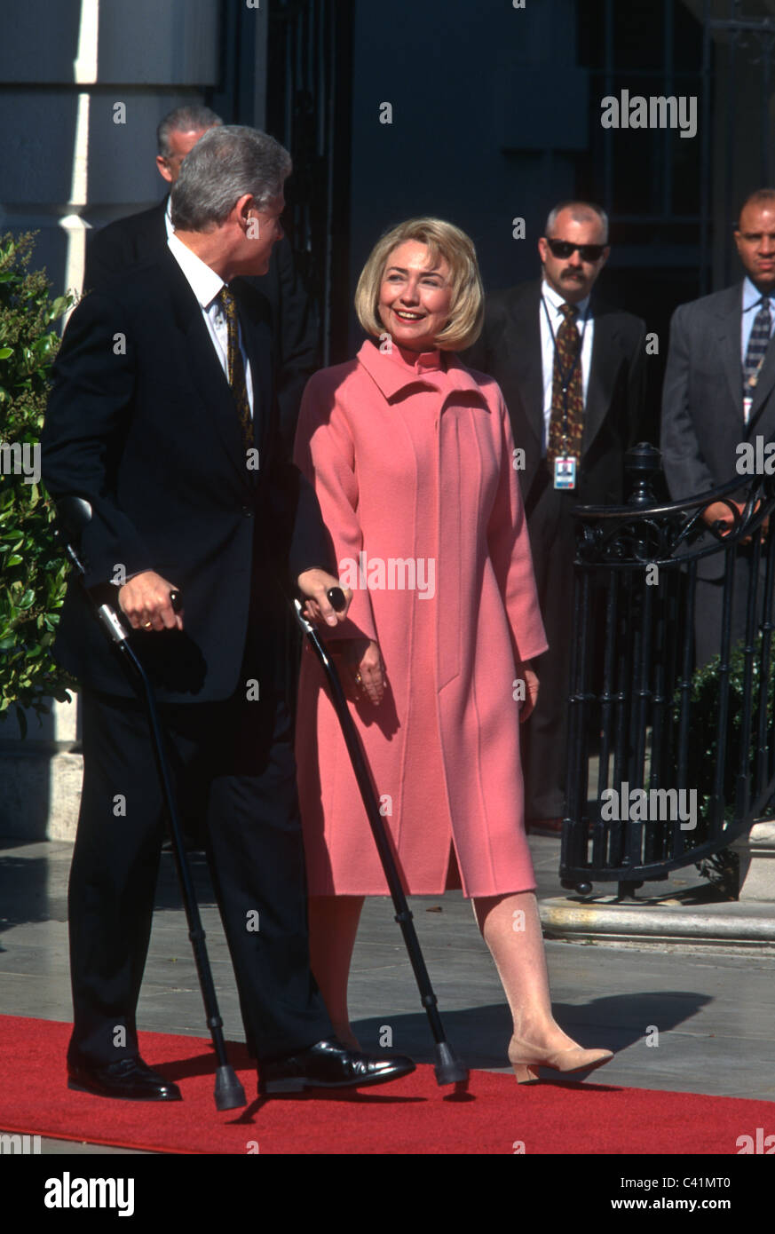 Le président Bill Clinton à béquilles avec son épouse Hillary à la Maison Blanche à Washington, DC. Banque D'Images