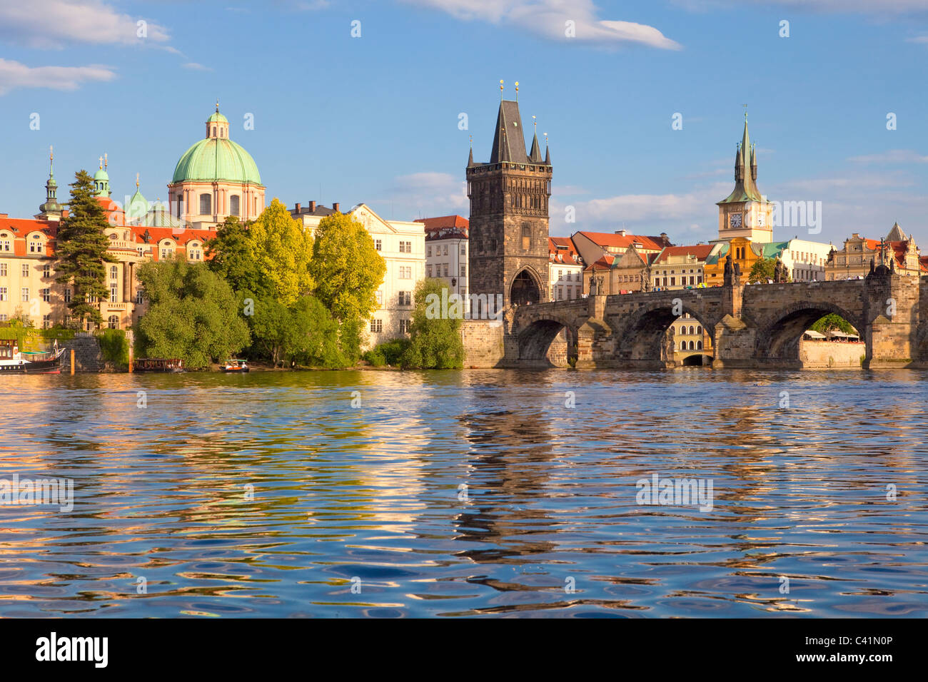 République Tchèque Prague - Le pont Charles et les clochers de la vieille ville Banque D'Images