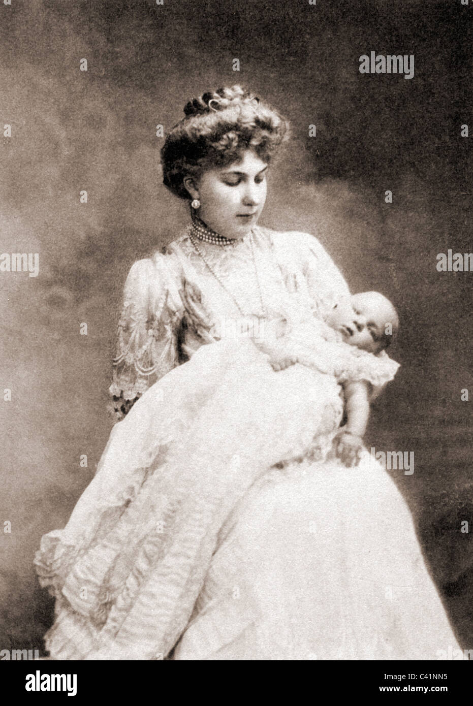 Victoria Eugenia, 24.10.1887 - 15.4.1969, Reine Consort d'Espagne 31.5.1906 - 14.4.1931, avec son fils Alfonso Prince des Asturies, carte postale, 1907, Banque D'Images
