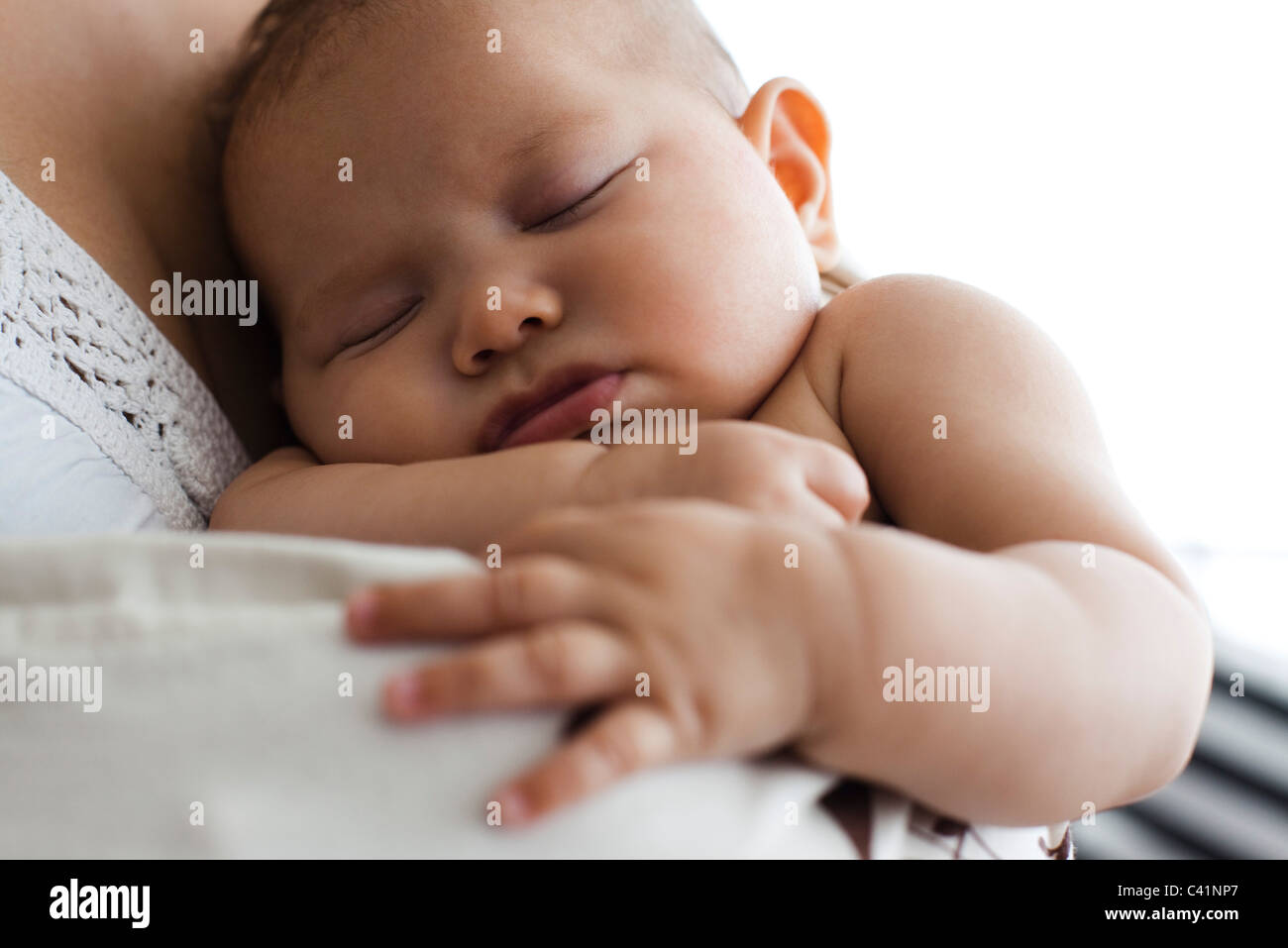 Bébé dormir sur l'épaule du parent, cropped Banque D'Images