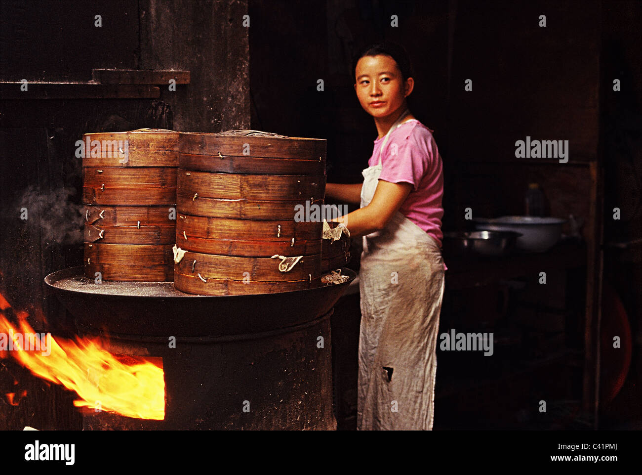 Boulettes cuites sur le feu. Nanjing, Chine. Banque D'Images
