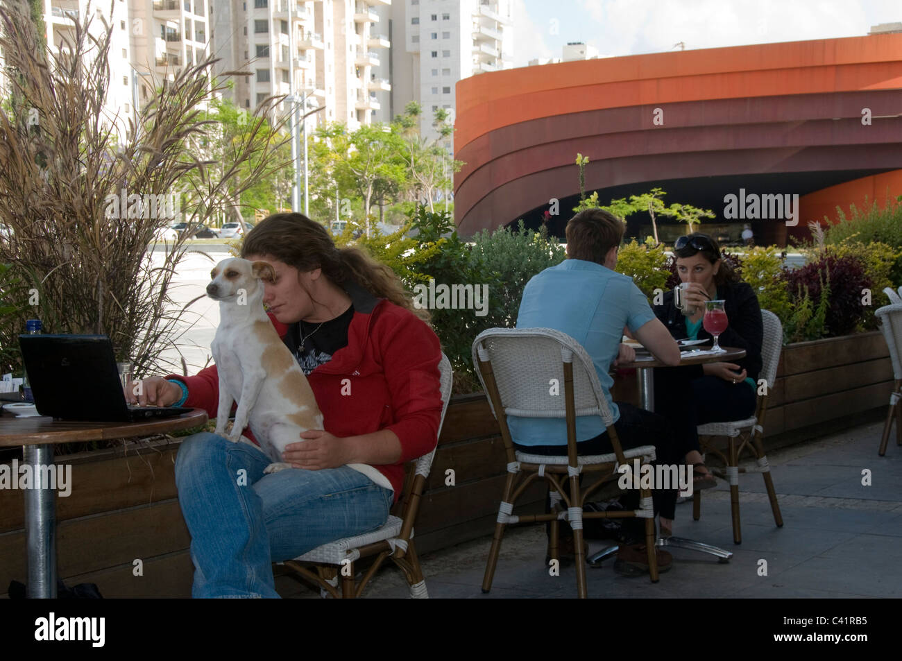 Les Israéliens en face de la société cafe Design Museum, Holon, Tel Aviv Banque D'Images