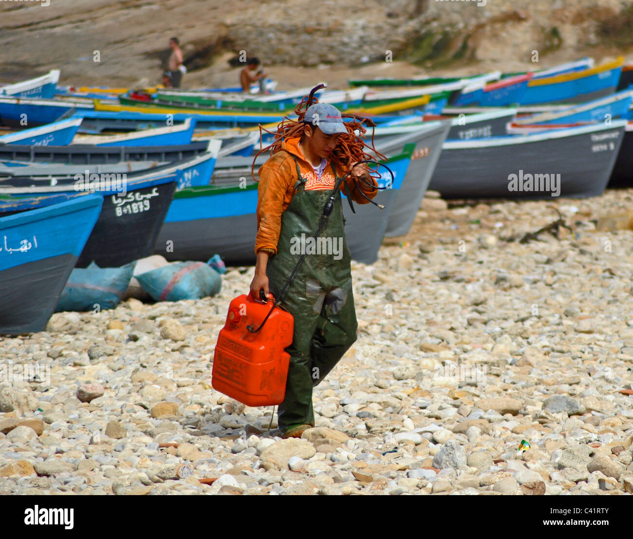 Pêcheur avec l'ancre et le carburant, Taghazout, Maroc Banque D'Images