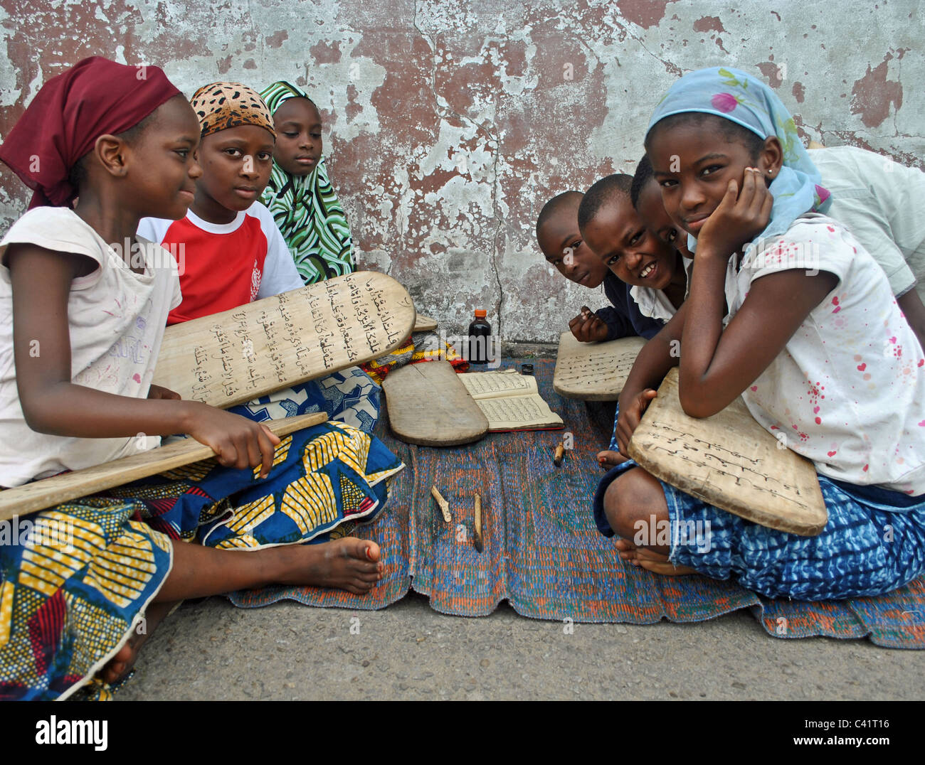 Le Coran d'apprentissage des filles à l'école de la rue de l'islam à Abidjan, Côte d'Ivoire Banque D'Images