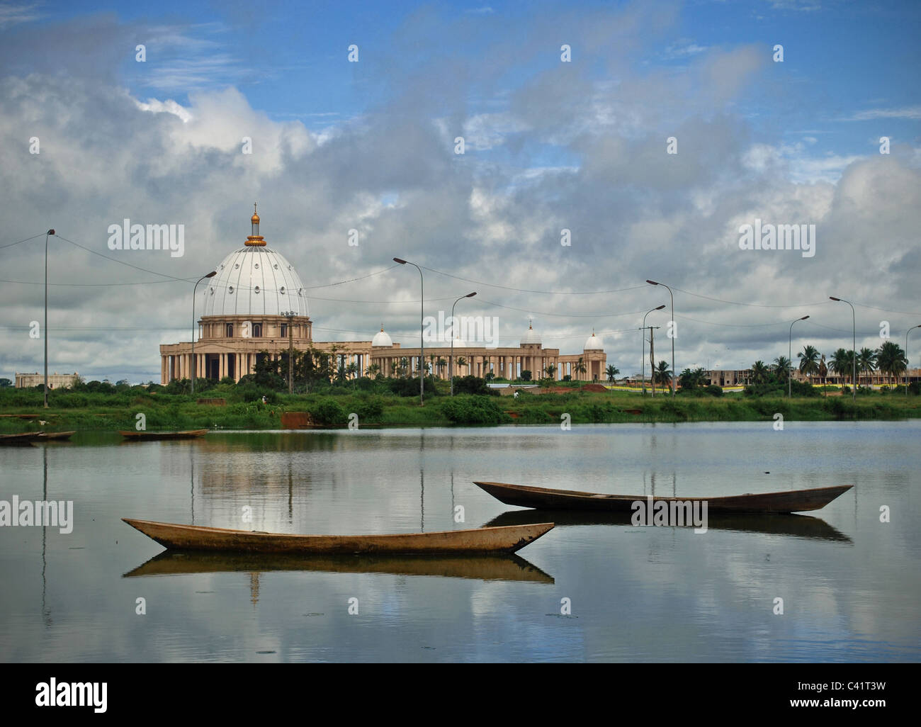La cathédrale et le lac à Yamoussoukro, Côte d'Ivoire, Afrique de l'Ouest Banque D'Images
