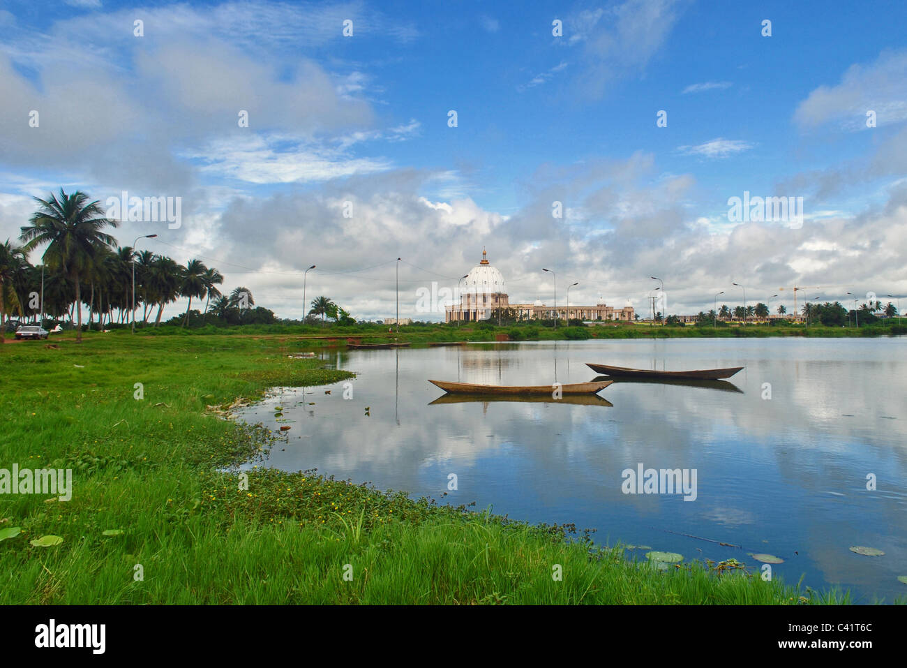 La cathédrale et le lac à Yamoussoukro, Côte d'Ivoire, Afrique de l'Ouest Banque D'Images