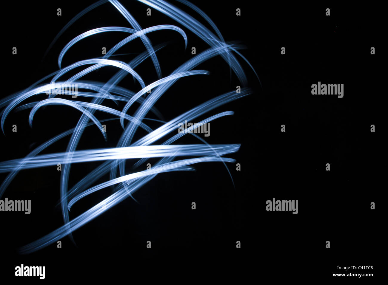 Tourbillons torche lumière dans l'obscurité. Des sentiers de lumière. Banque D'Images