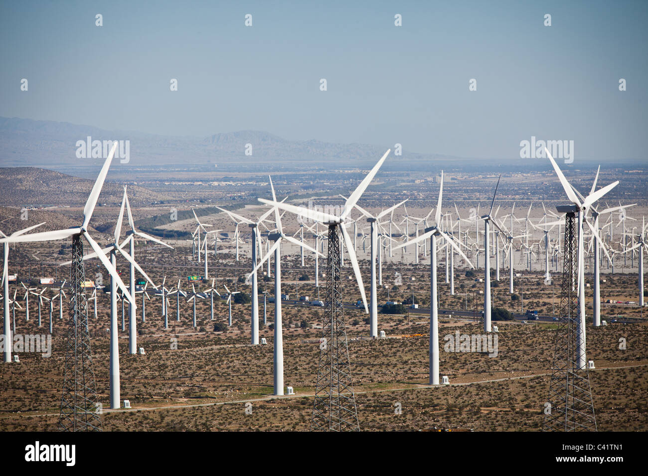 Les éoliennes à la ferme éolienne de San Gorgonio Pass à l'extérieur de Palm Springs, CA. Banque D'Images