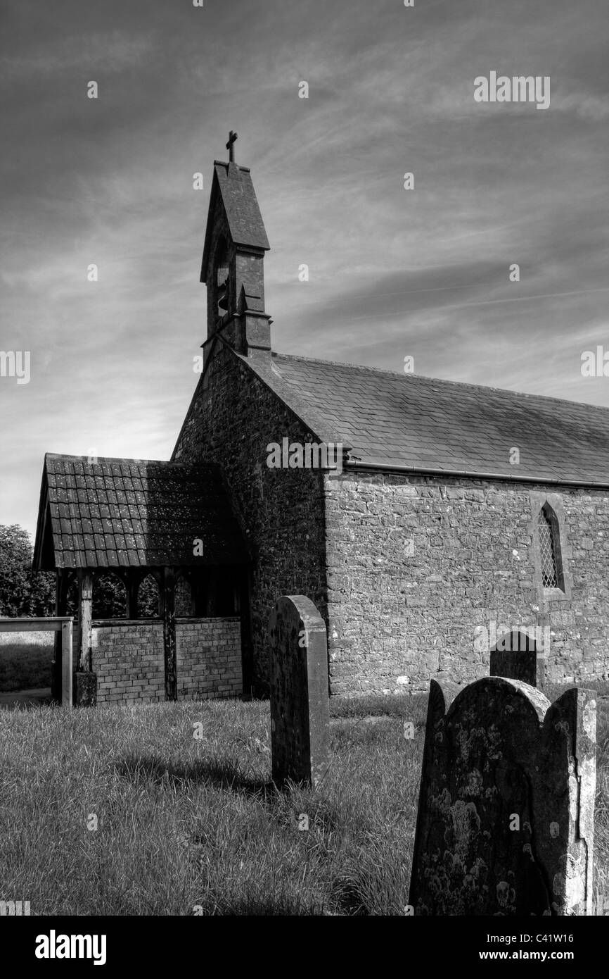 Petite église extérieur avec des pierres de tête grave Banque D'Images