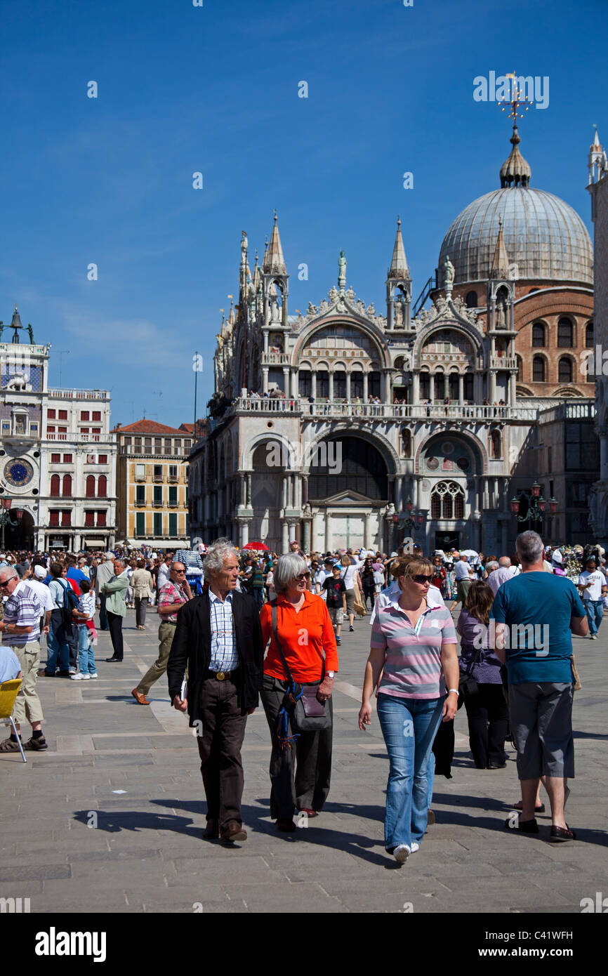 Les touristes à Venise la place Saint Marc Italie Europe Banque D'Images