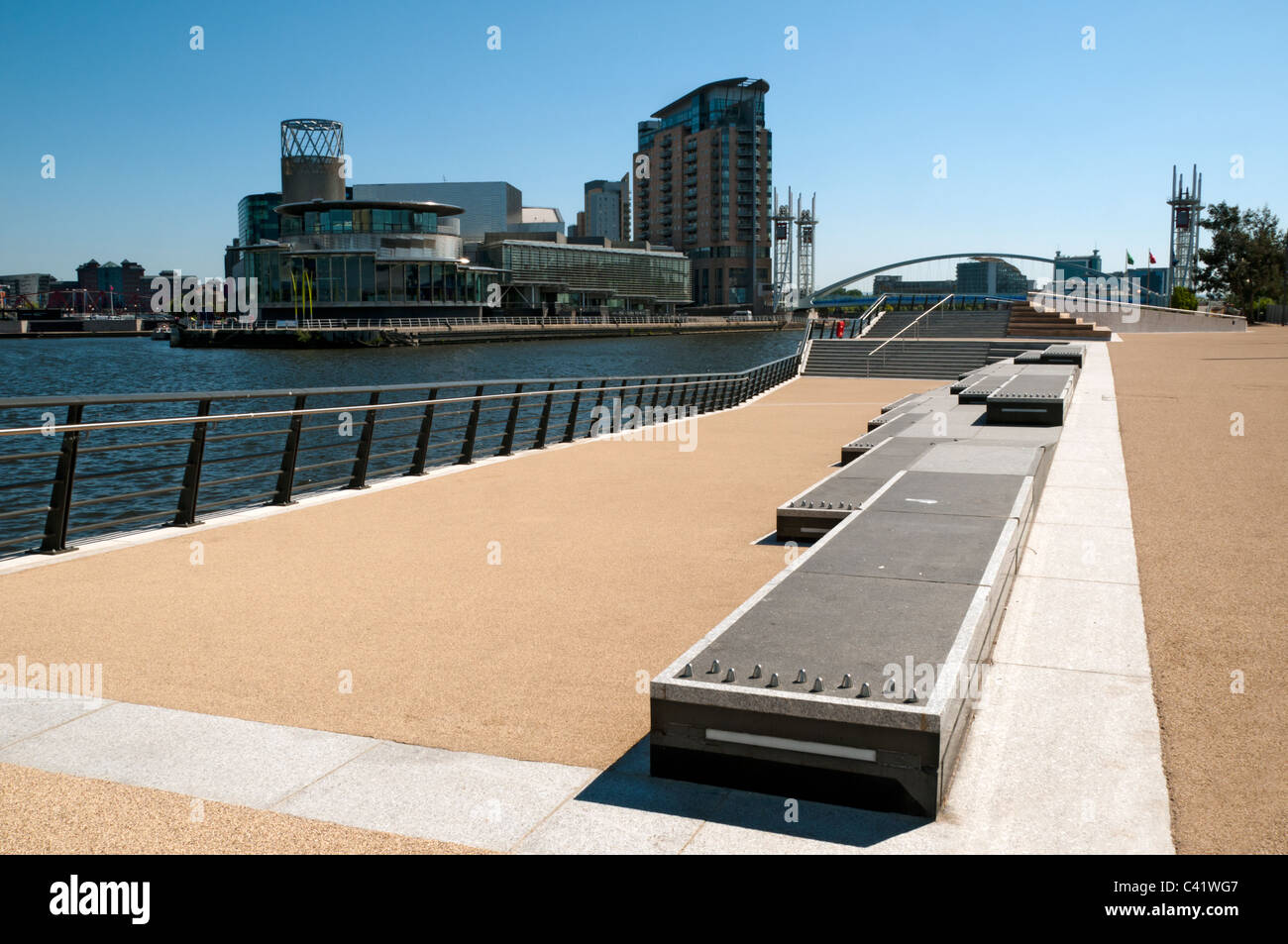 Domaine public zone à l'extérieur de l'Imperial War Museum North, Salford Quays, Manchester, Angleterre, RU Banque D'Images